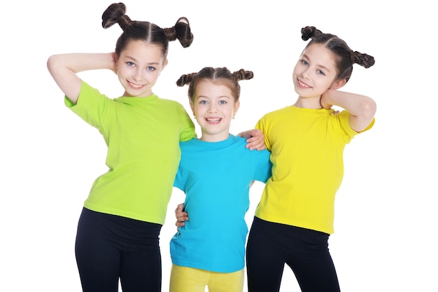 Trois jolies petites filles posant sur fond blanc