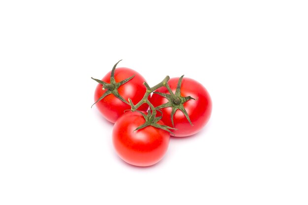 Photo trois légumes tomates isolés