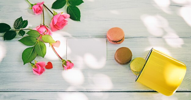 Trois macarons et une tasse jaune