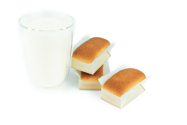 Trois Madeleines Faites à La Main Avec Un Verre De Lait Sur Fond Blanc. Boulangerie Pâtisserie Sur Fond Isolé.