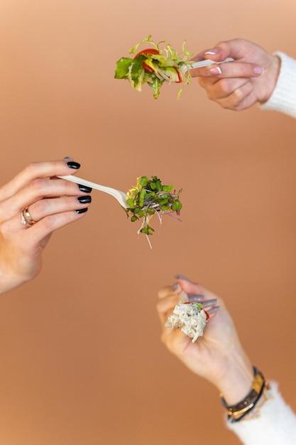 Trois mains féminines avec une bonne nutrition sur un fond beige