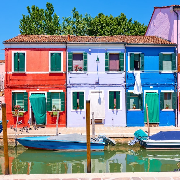 Trois maisons de couleurs différentes par canal à Burano à Venise, Italie