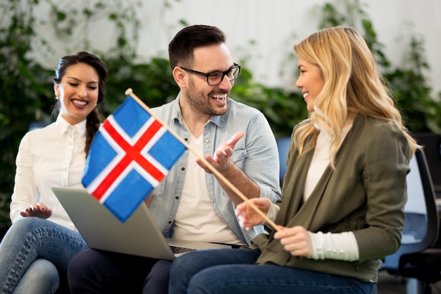 Photo l'un des trois membres de l'équipe a un drapeau dans les mains.