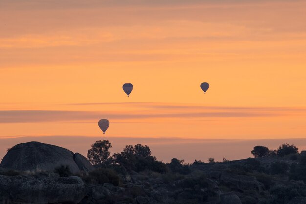 Trois montgolfières près de la zone naturelle de Los Barruecos. Estrémadure. Espagne.