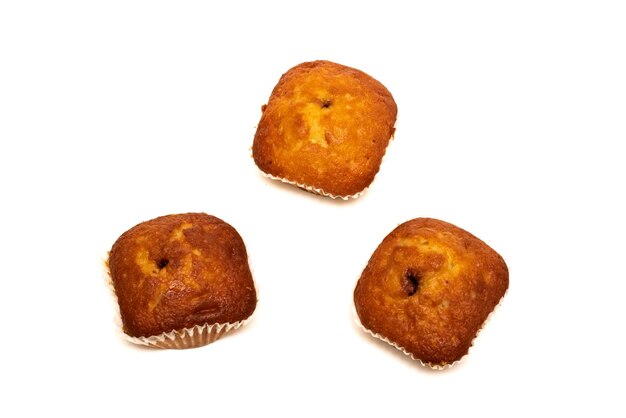 Trois muffins au chocolat isolé sur fond blanc