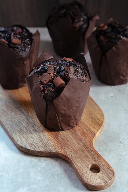 Trois muffins fraîchement préparés avec des pépites de chocolat sur le dessus