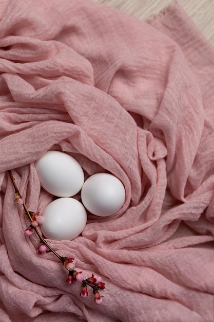 Trois oeufs sur une couverture rose