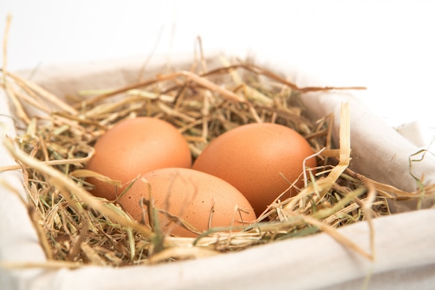 Trois oeufs dans le panier