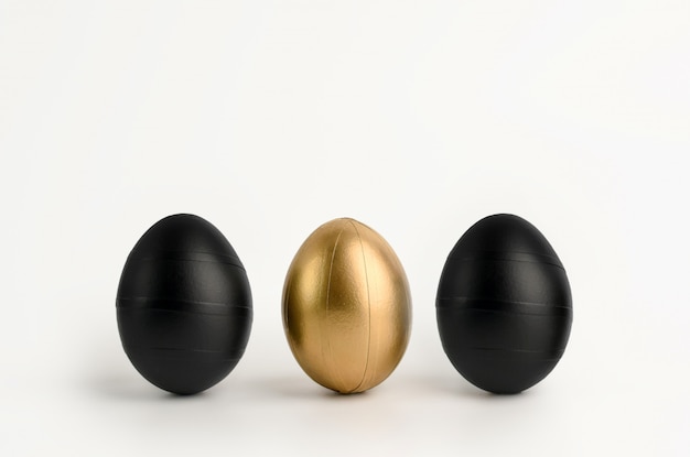 Trois oeufs de Pâques décorés de noir et d'or