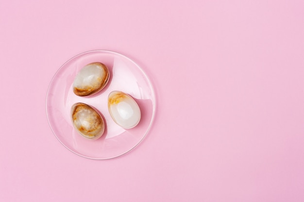 Trois oeufs de Pâques sur plaque transparente