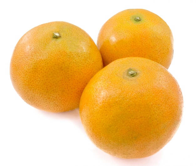 Trois oranges fraîches sur blanc