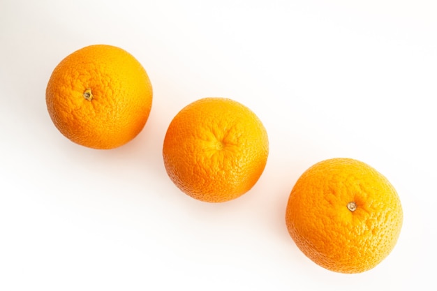 Trois oranges sur une vue de dessus de fond blanc