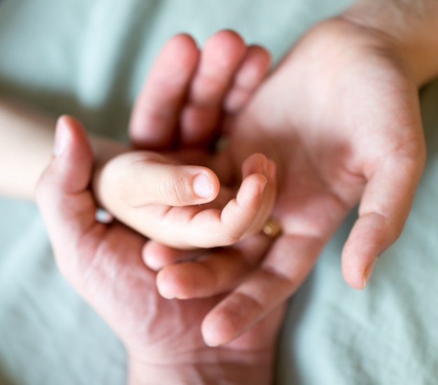 Trois paires de mains de famille