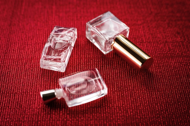 Trois parfums sur fond rouge