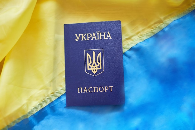 Trois passeports nationaux ukrainiens sur le drapeau de l'ukraine