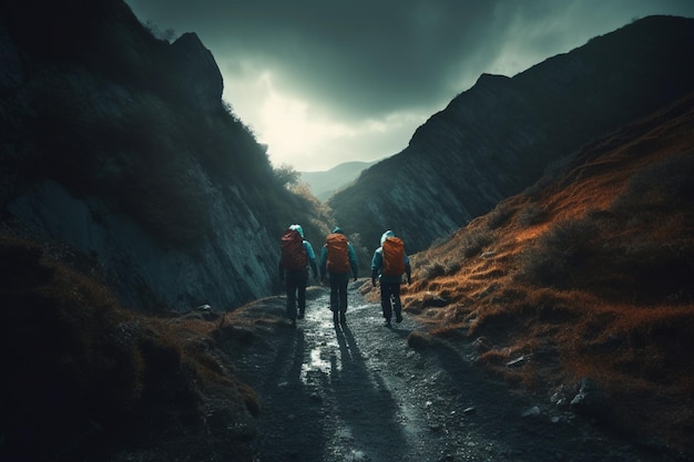 Trois personnes marchant sur un chemin de montagne avec les mots " le mot " sur le dos "