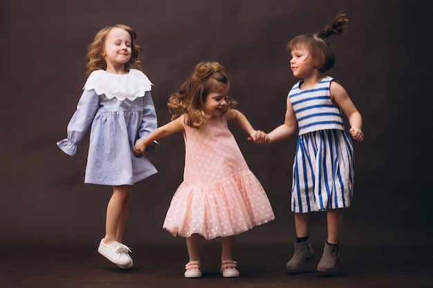 Trois petites filles en studio sautant