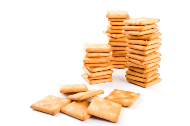 Trois piles de biscuits isolés sur fond blanc