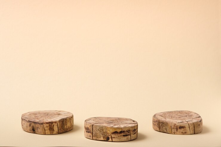 Photo trois plate-forme en bois coupée ronde sur fond beige, podium géométrique, piédestal, scène écologique pour la présentation de produits de beauté,