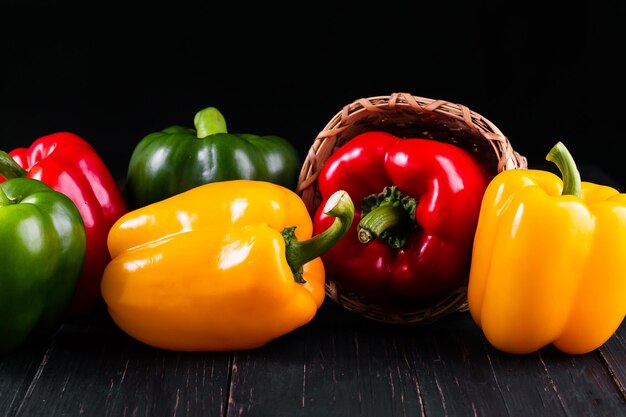 Trois poivrons doux sur un fond en bois Salade de légumes de cuisson