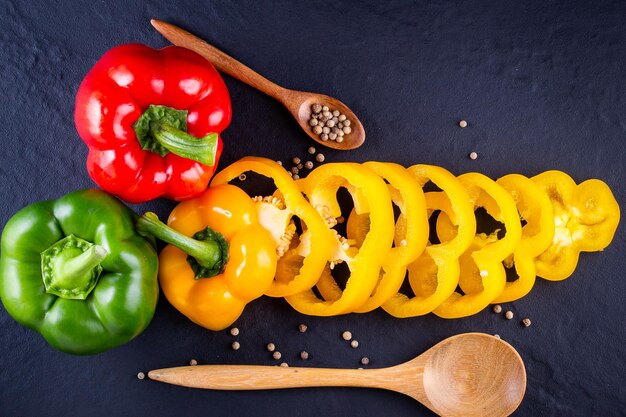 Trois poivrons doux sur un fond en bois Salade de légumes de cuisson