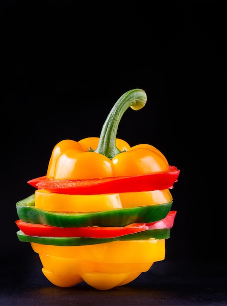 Trois poivrons doux sur un fond en bois Salade de légumes de cuisson