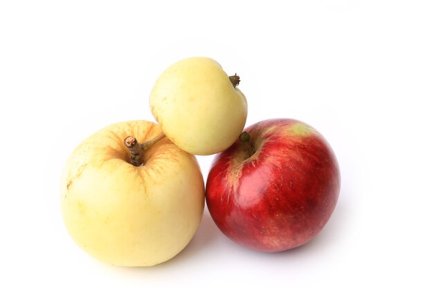 Trois pommes isolés sur fond blanc