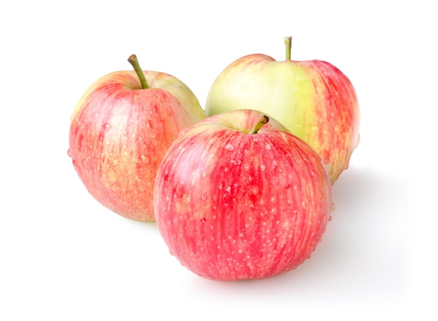 Trois pommes mûres isolés sur fond blanc