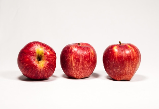 Trois pommes rouges et fraîches