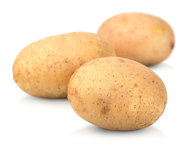 Trois pommes de terre sur un fond blanc isolé