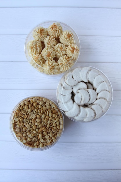 Trois pots de Kue Semprit Sagu Keju Fried Peanuts et Vanillekipferl Flat lay