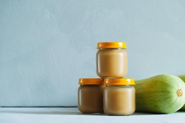 Trois pots de purée et de courgettes