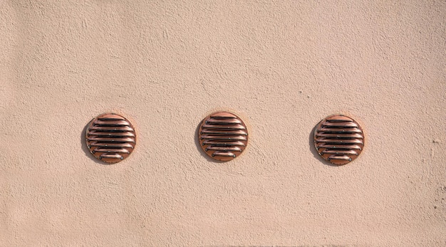 Trois prises d'air dans un mur rustique Tourné à Alghero Italie
