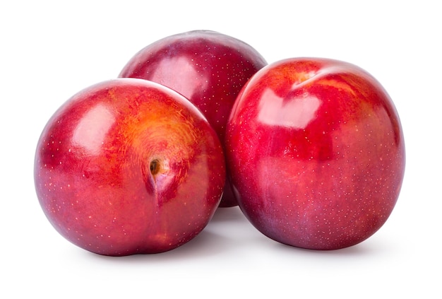 Trois prunes douces fraîches isolé sur fond blanc