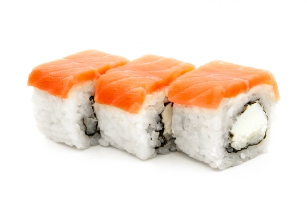 Trois rouleaux de sushi maki isolé sur blanc