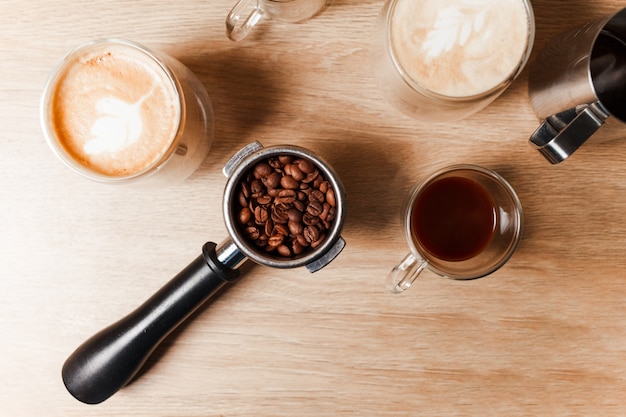 Trois tasses de café avec étape en faisant du café avec des haricots sur la table.