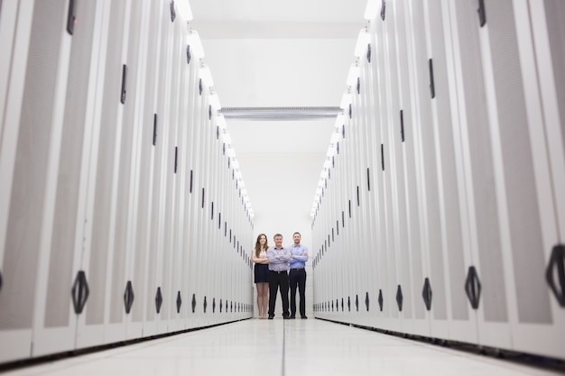 Trois techniciens debout au bout du couloir