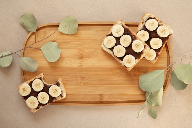 Trois toasts de pain blanc à la banane barbouillés de chocolat