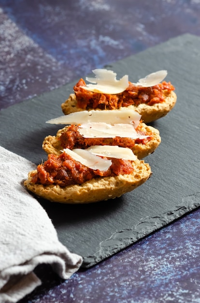 Trois toasts avec sobrasada et fromage