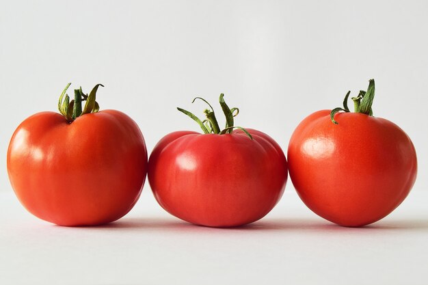 Trois tomates rouges