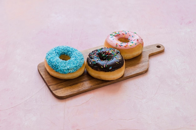 Trois Types De Beignets Sur Une Planche à Découper En Bois