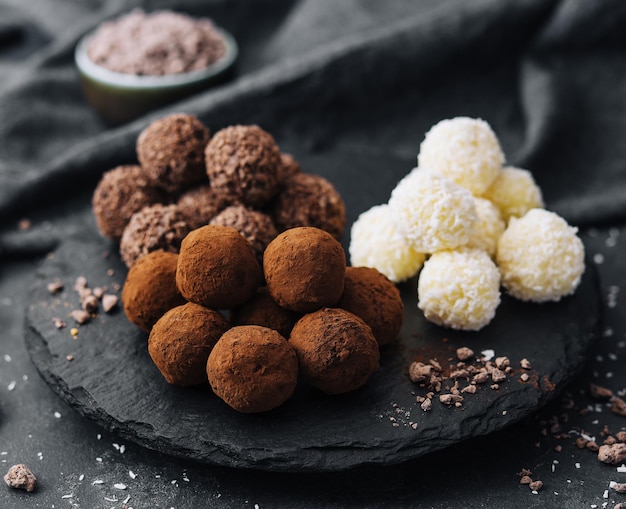 Trois types de boules de chocolat sur planche de pierre