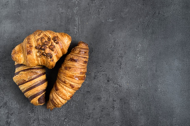 Trois types différents de croissants traditionnels ont récemment cuit une délicieuse collation