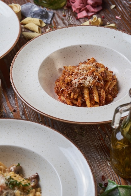 Trois types de pâtes italiennes sur une table en bois