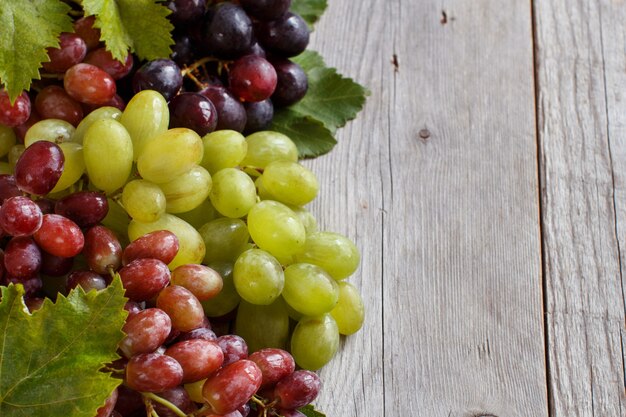 Trois types de raisins sur une table en bois