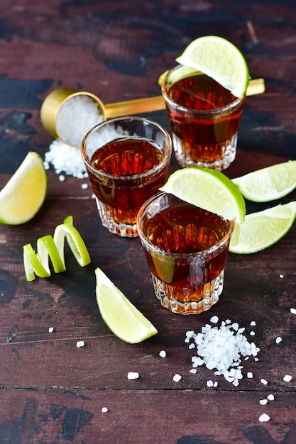 trois verres d'alcool et de citron vert et de sel, une fête au bar, un menu pour le bar