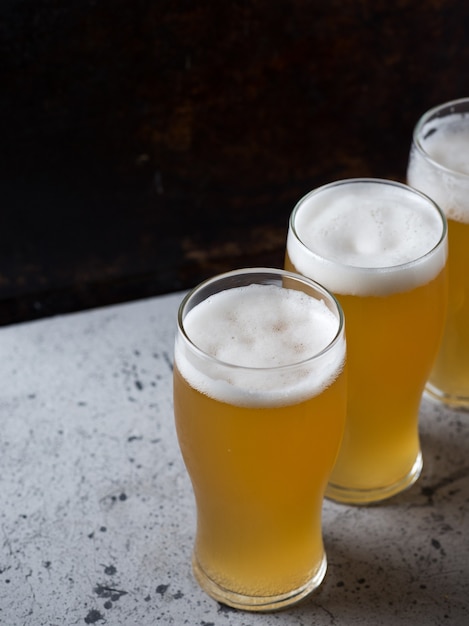 Trois verres de bière de blé sur la table