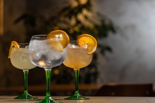 Trois verres de cocktail gin tonic