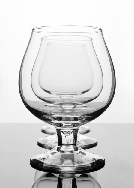 Trois verres à cognac vides