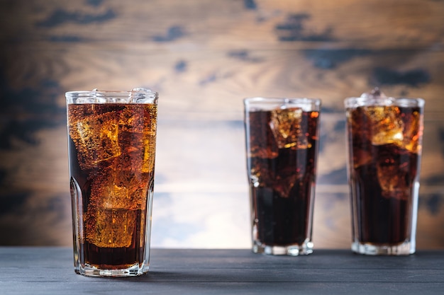 Trois verres de cola et de glaçons